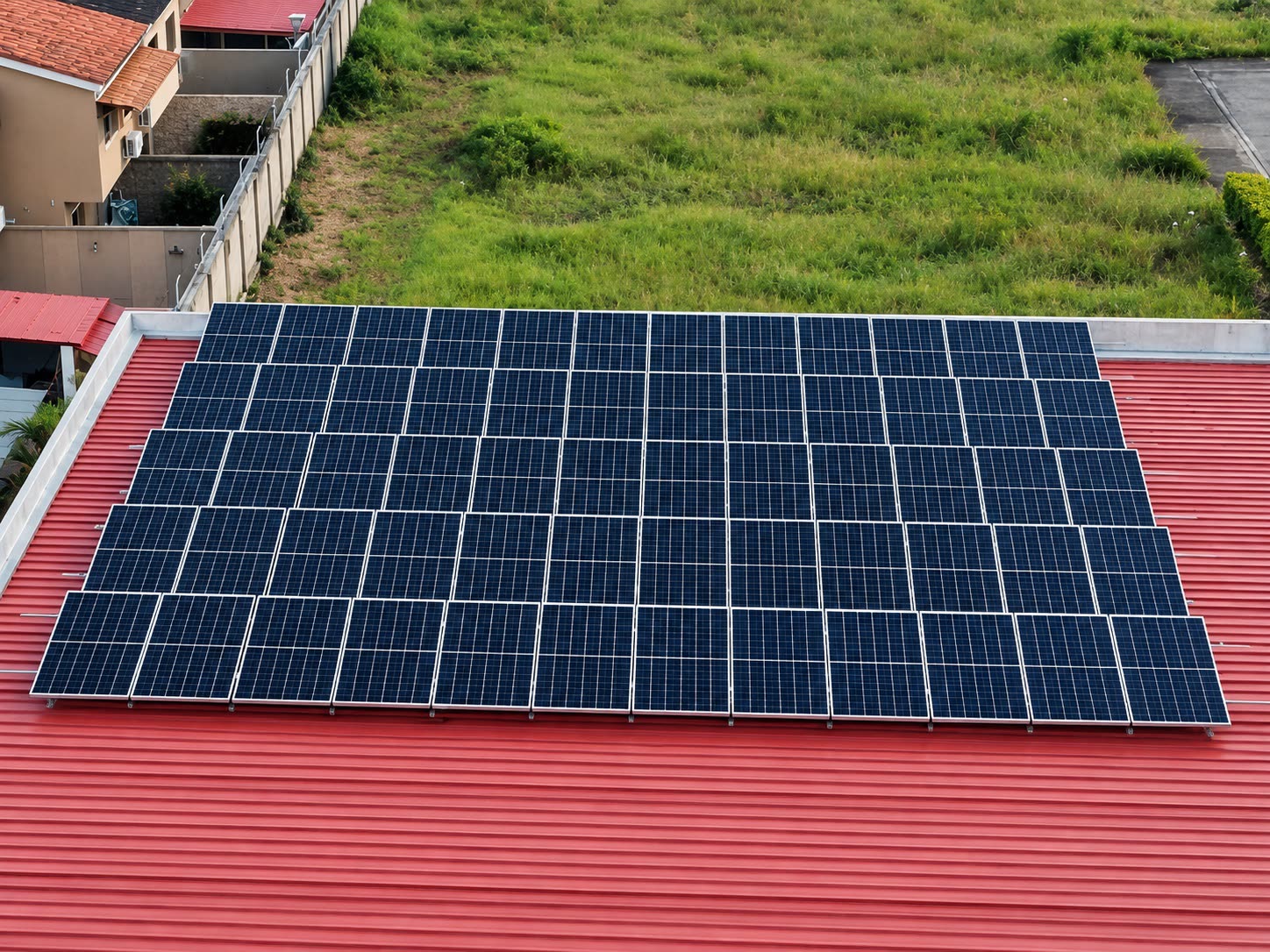 Paneles instalados sobre una cubierta metálica roja