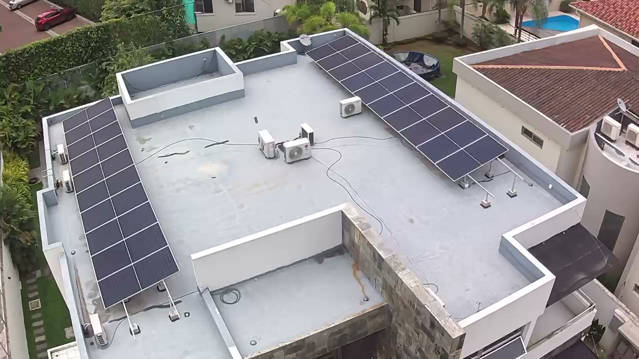 Vista aérea de una casa de losa plana con dos arreglos sobre estructura elevada