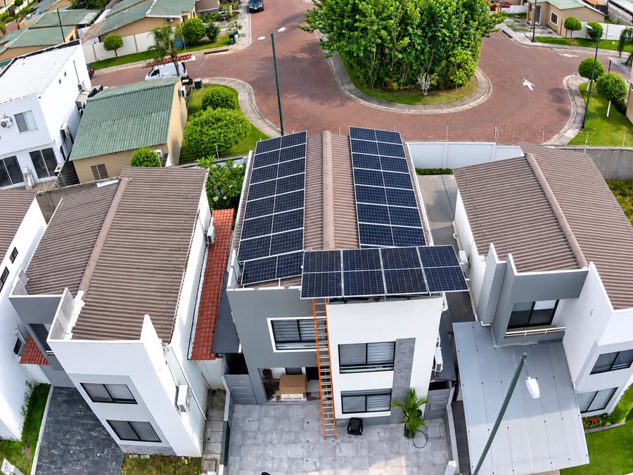 Casa de urbanización con paneles instalados en las dos aguas del techo